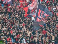 比赛现场一片火爆，观众们为球队呐喊助威