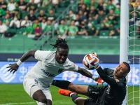 神奇瞬间！守门员出奇制胜成功扑出关键球