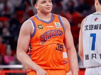 年轻球员崭露头角，CBA比赛沸腾全场