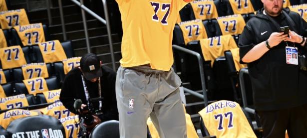 公牛官方公布新规，关键时刻神级表现引发争议，湖人球迷热议！