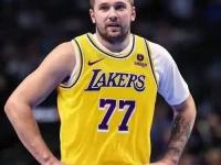 东契奇三巨头联手，关键时刻神级表现得分突破，冲击季后赛冲击季后赛！的简单介绍