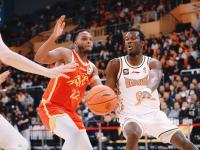 外援火力全开，帮助球队逆转比分取胜