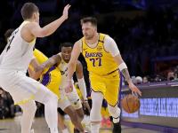 湖人大胜收官，晋级季后赛势不可挡