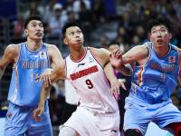 趣味明星球员组队参与篮球赛事，场上表现抢眼