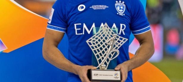 关于阿尔希拉尔足球俱乐部签下意大利后卫的信息