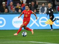 激动人心的足球比赛，女球员奋力拼搏的简单介绍