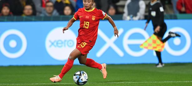 激动人心的足球比赛，女球员奋力拼搏的简单介绍