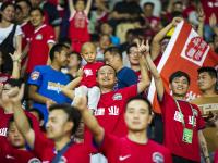 球队在比赛中展现团结与拼搏精神，实现胜利的简单介绍