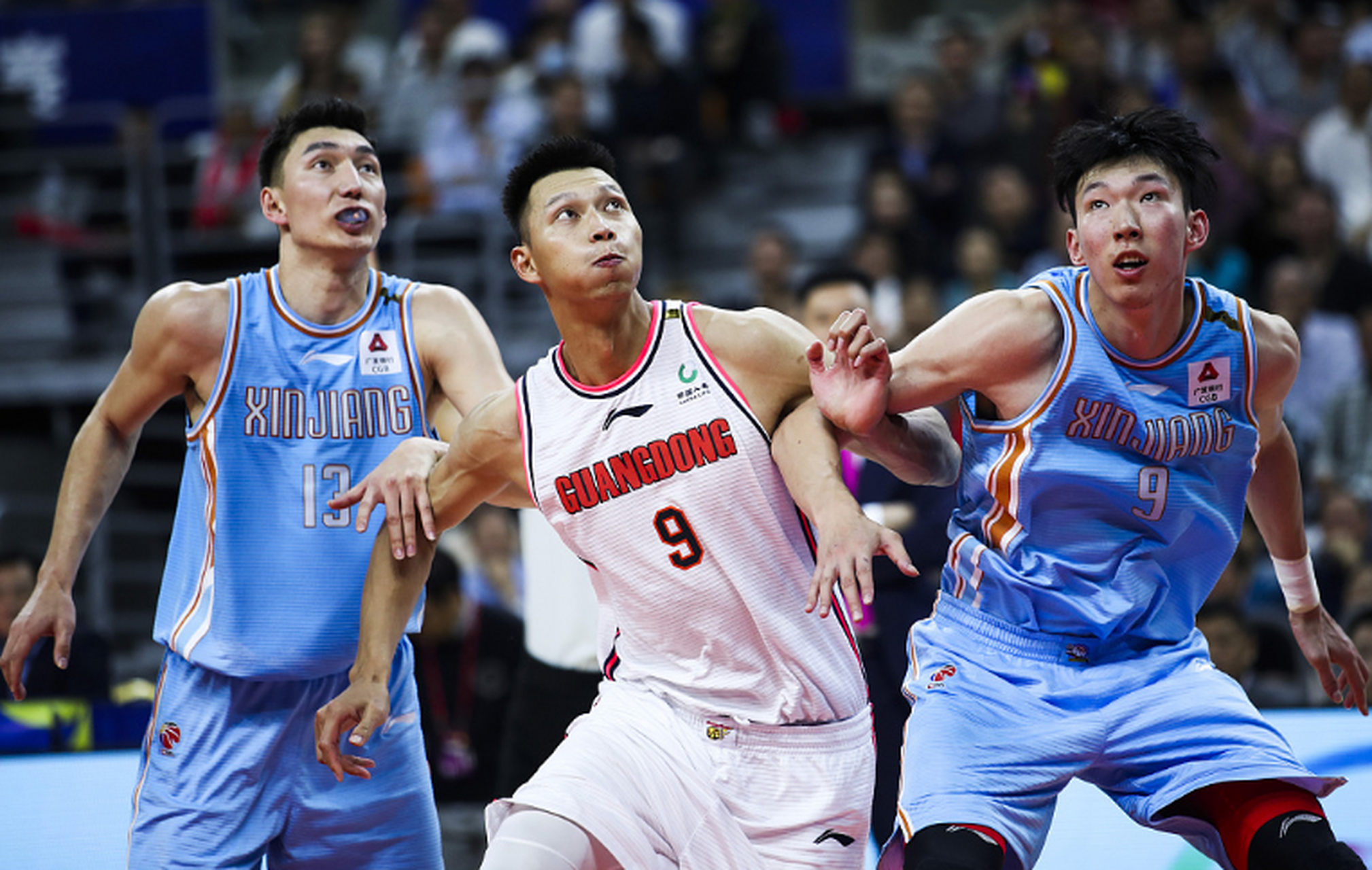 趣味明星球员组队参与篮球赛事，场上表现抢眼